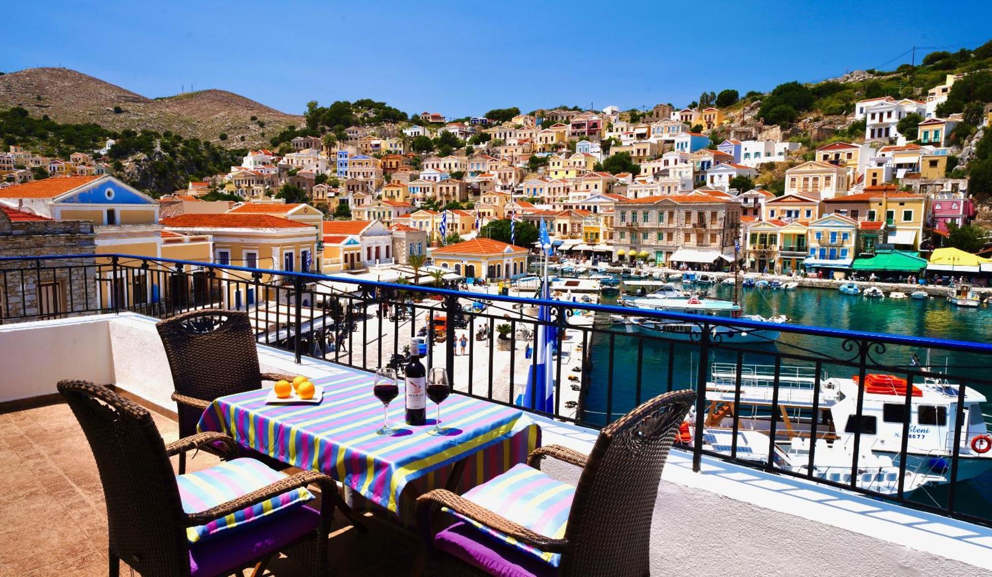 Captain'S Suites Symi Bagian luar foto